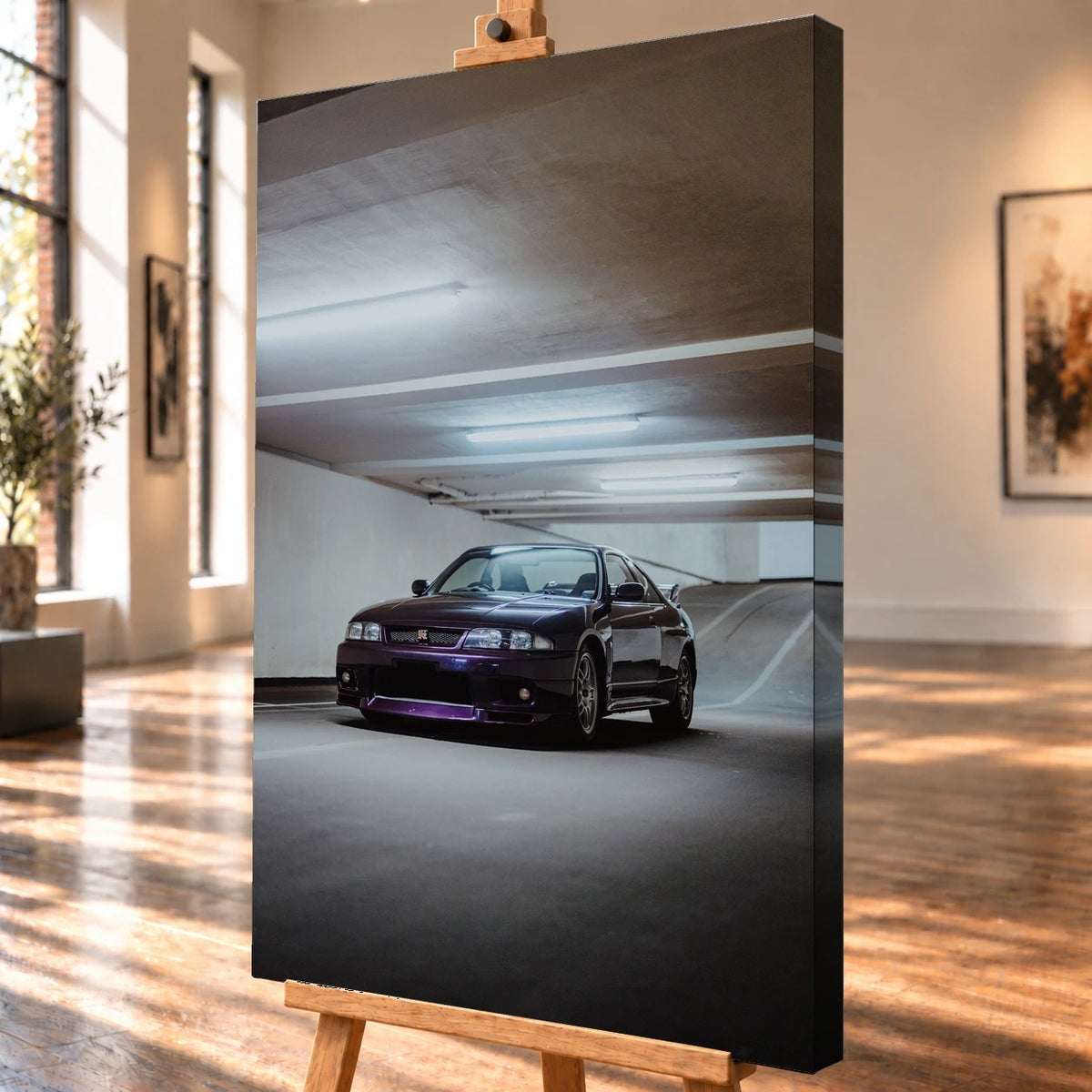 Schrägansicht eines hochformatigen Leinwandbildes als Visualisierung auf einer Staffelei, mit sichtbarer rechter Seitenkante. Abgebildet ist ein dunkelvioletter Nissan Skyline GT-R R33 unter den Deckenleuchten einer Tiefgarage.