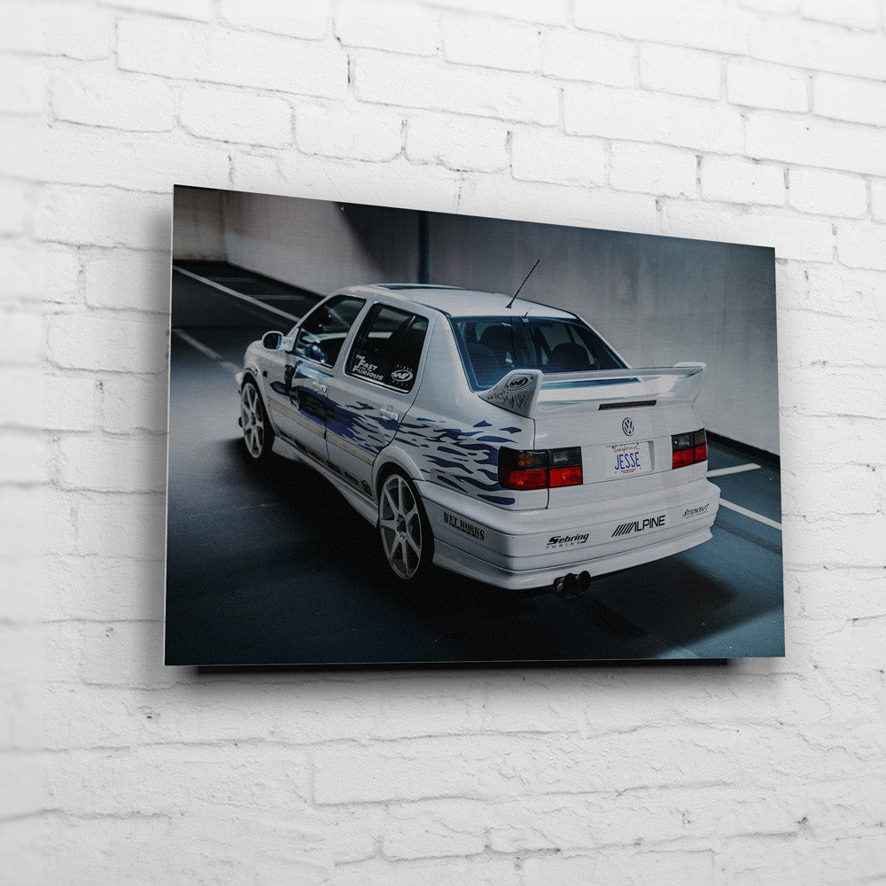 Jesse’s VW Jetta – Garage Rear auf gebürstetem Aluminium an weißer Ziegelwand