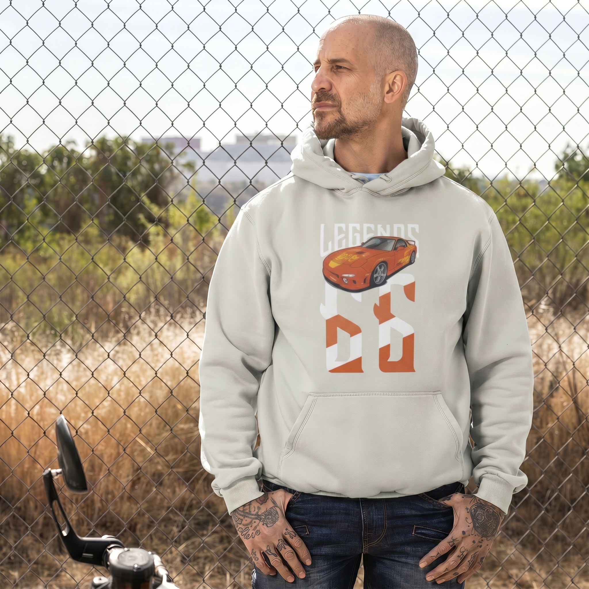 Orange Julius RX-7 – Legends 66 auf cremeweiß Hoodie – Herrenmodell