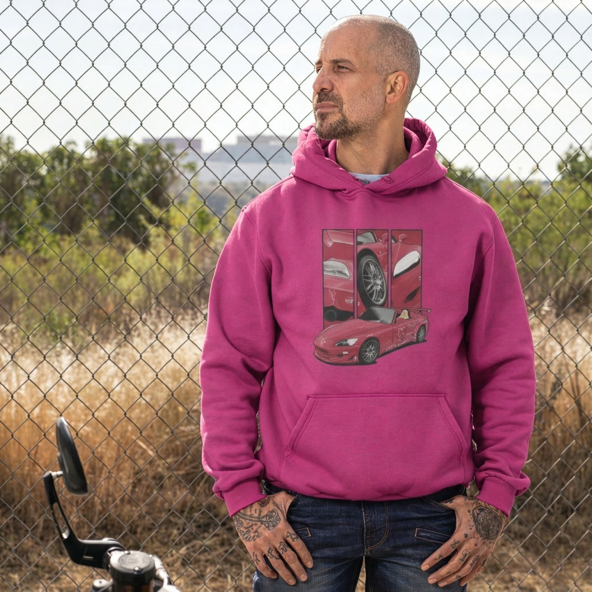 Suki’s Honda S2000 – Detail Triptych auf magenta Hoodie – Herrenmodell