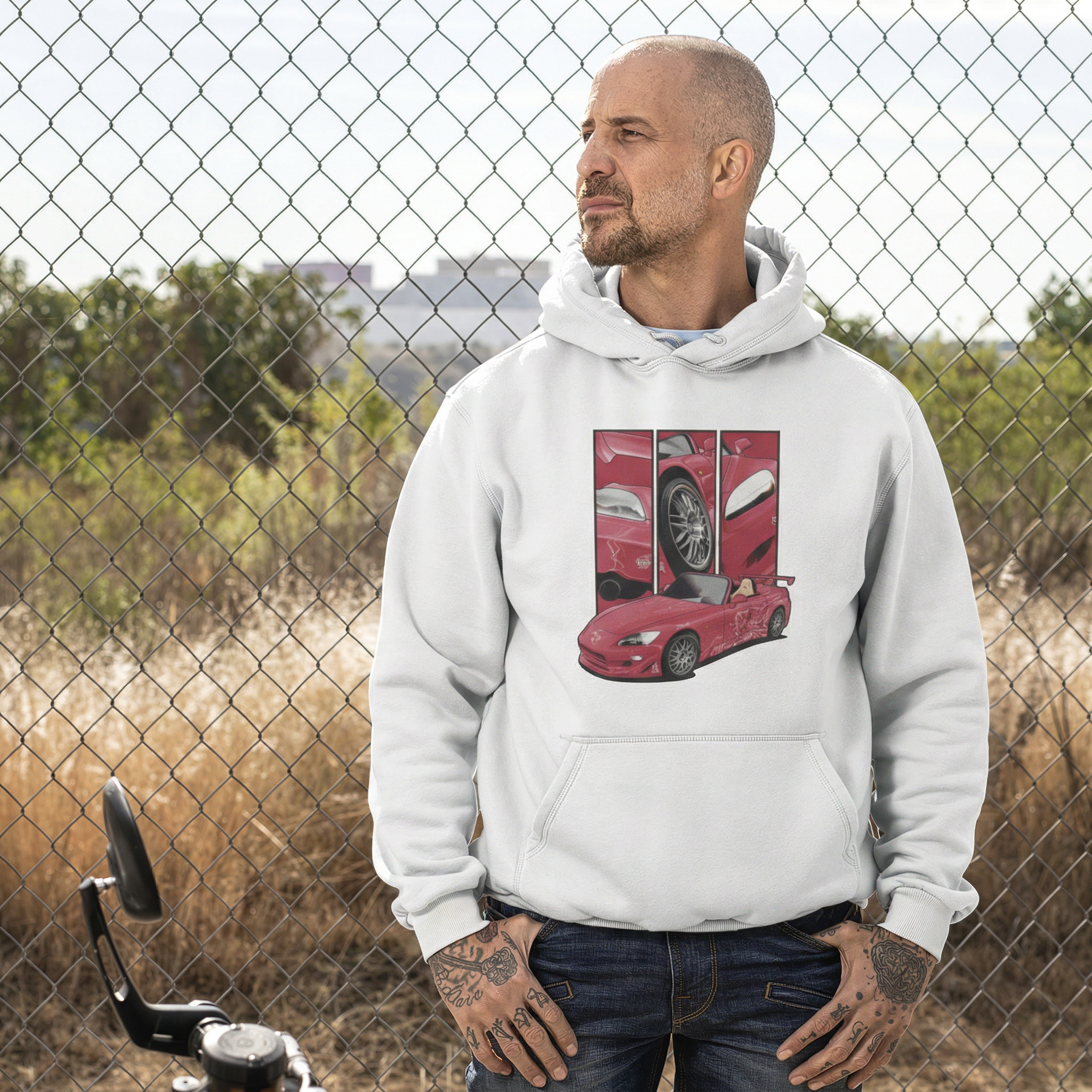 Suki’s Honda S2000 – Detail Triptych auf weiß Hoodie – Herrenmodell