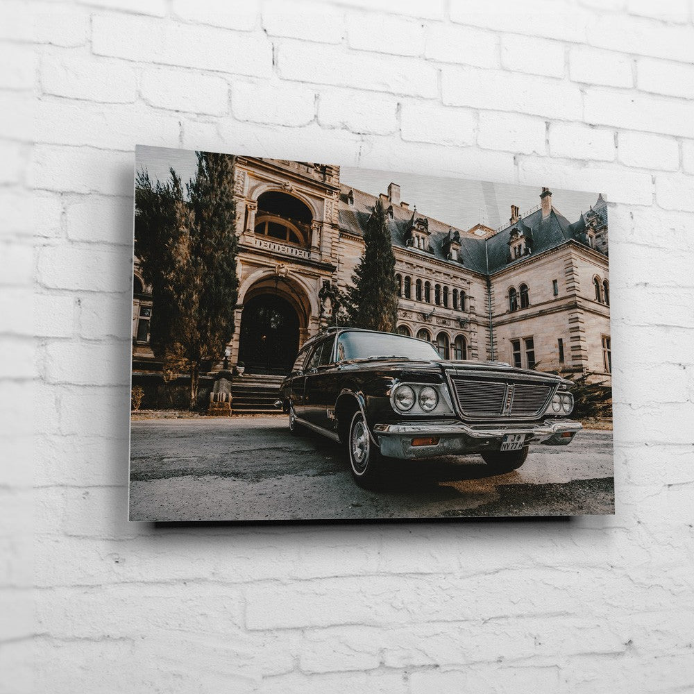 Chrysler Imperial – Manor Arrival auf gebürstetem Aluminium an weißer Ziegelwand