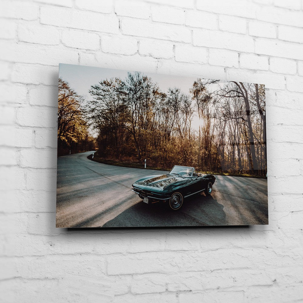 Corvette Stingray C2 – Forest Hairpin auf Acrylglas an weißer Ziegelwand