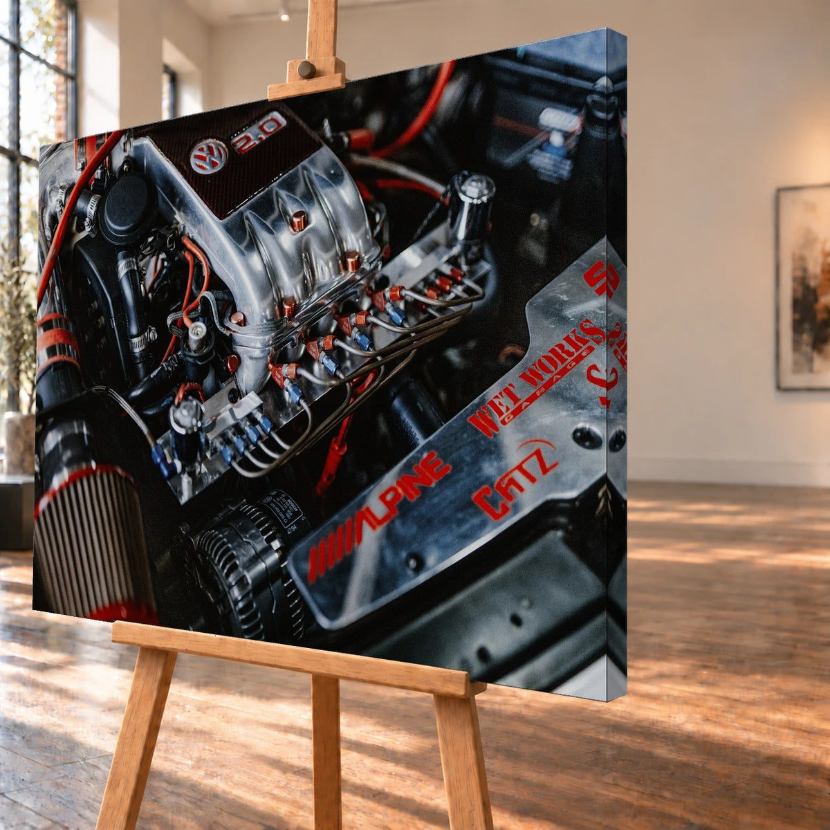 Schrägansicht eines visualisierten Leinwandbilds auf einer Holzstaffelei. Die Nahaufnahme des Motorraums von Jesses VW Jetta aus „The Fast and the Furious“ reicht über die sichtbare rechte Seitenkante der Leinwand.