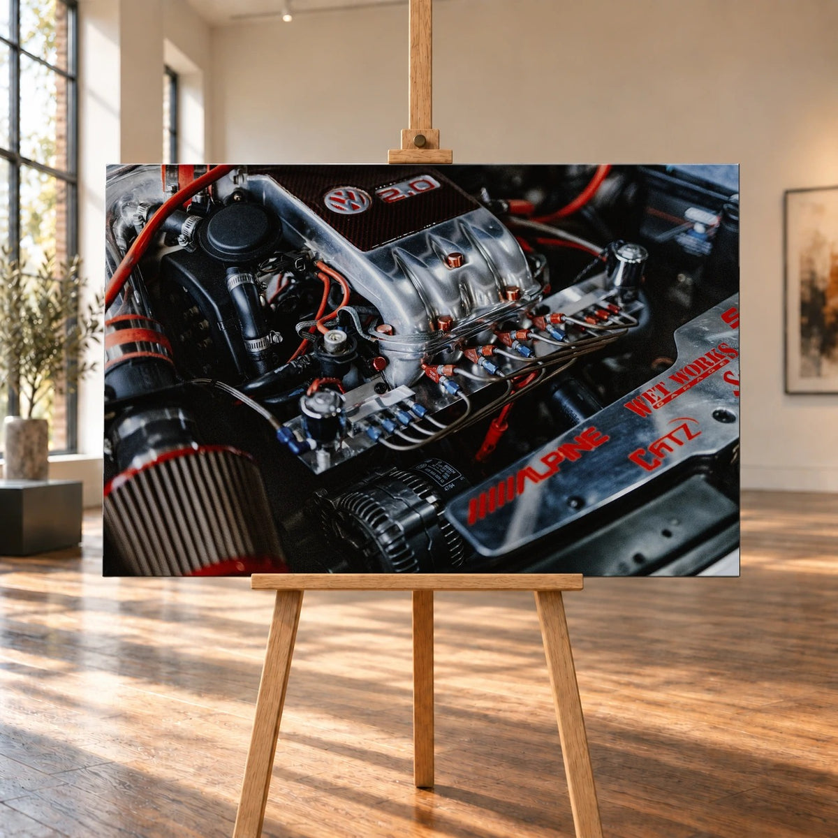 Raumvisualisierung eines querformatigen Leinwandbilds auf einer Holzstaffelei neben großen Fenstern und auf einem Holzboden. Zu sehen ist der Motorraum von Jesses VW Jetta aus „The Fast and the Furious“, mit silberner Ansaugbrücke und großem Luftfilter links.