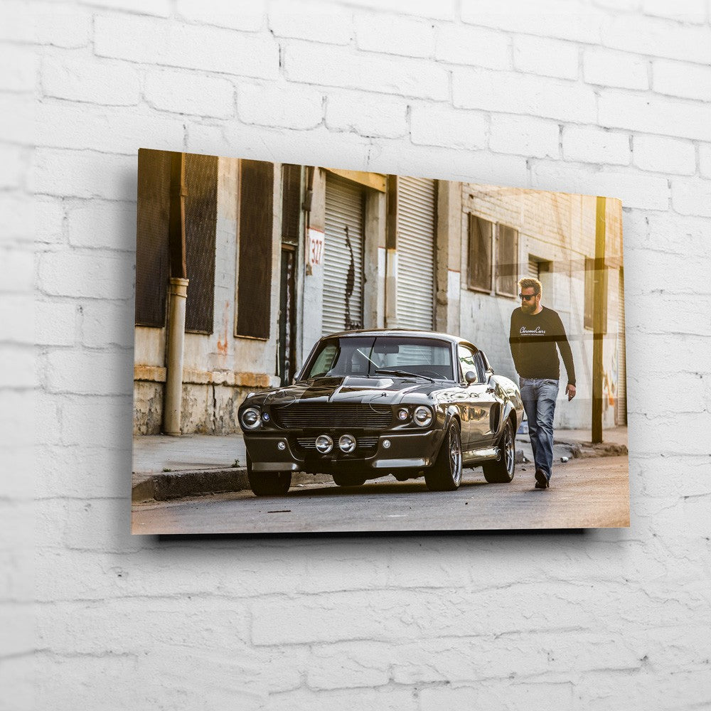 Eleanor – Driver Walk auf Acrylglas an weißer Ziegelwand