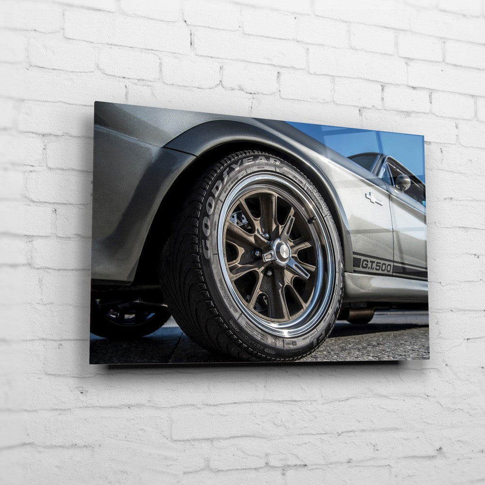 Eleanor – Front Wheel Detail auf Acrylglas an weißer Ziegelwand
