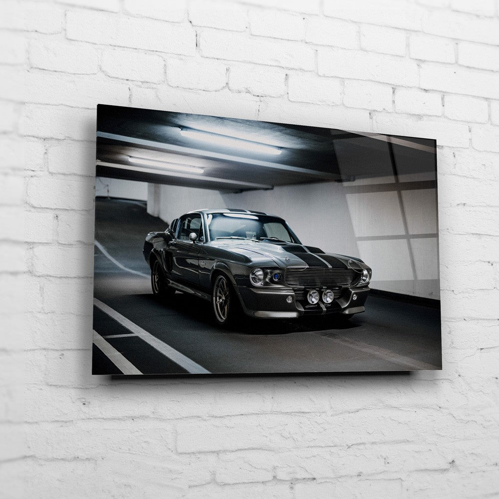 Eleanor – Garage Front auf Acrylglas an weißer Ziegelwand