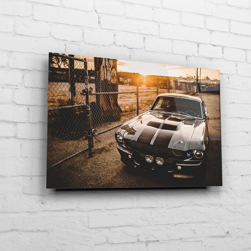 Eleanor – Junkyard Sunset auf Acrylglas an weißer Ziegelwand