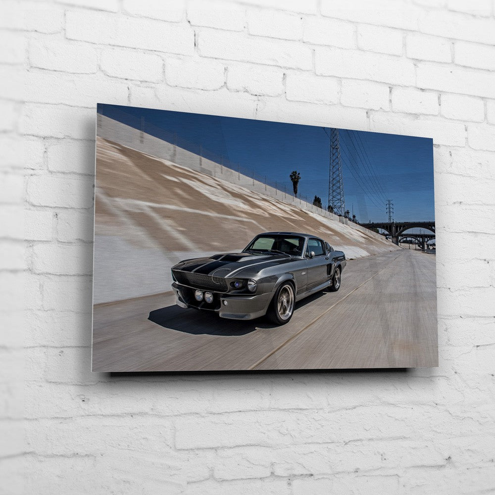 Eleanor – LA River Drive auf gebürstetem Aluminium an weißer Ziegelwand
