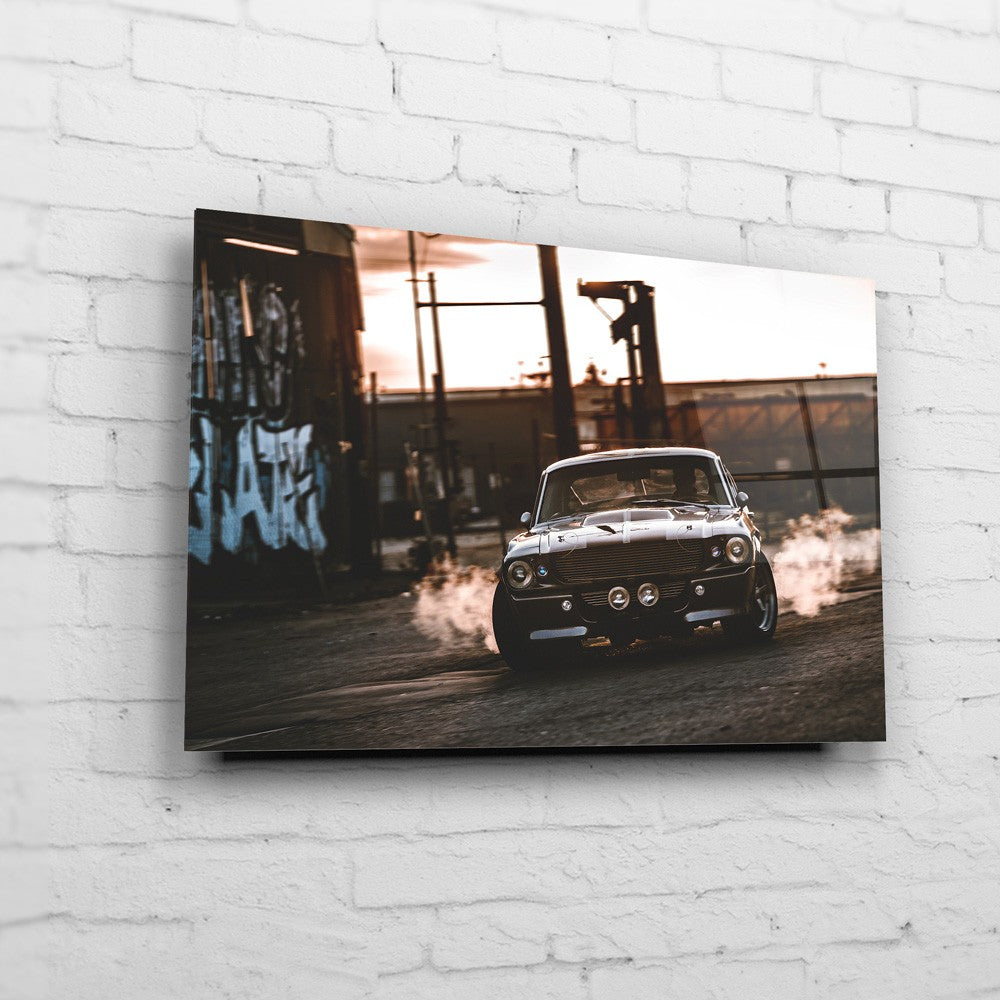 Eleanor – Otto’s Garage auf Acrylglas an weißer Ziegelwand
