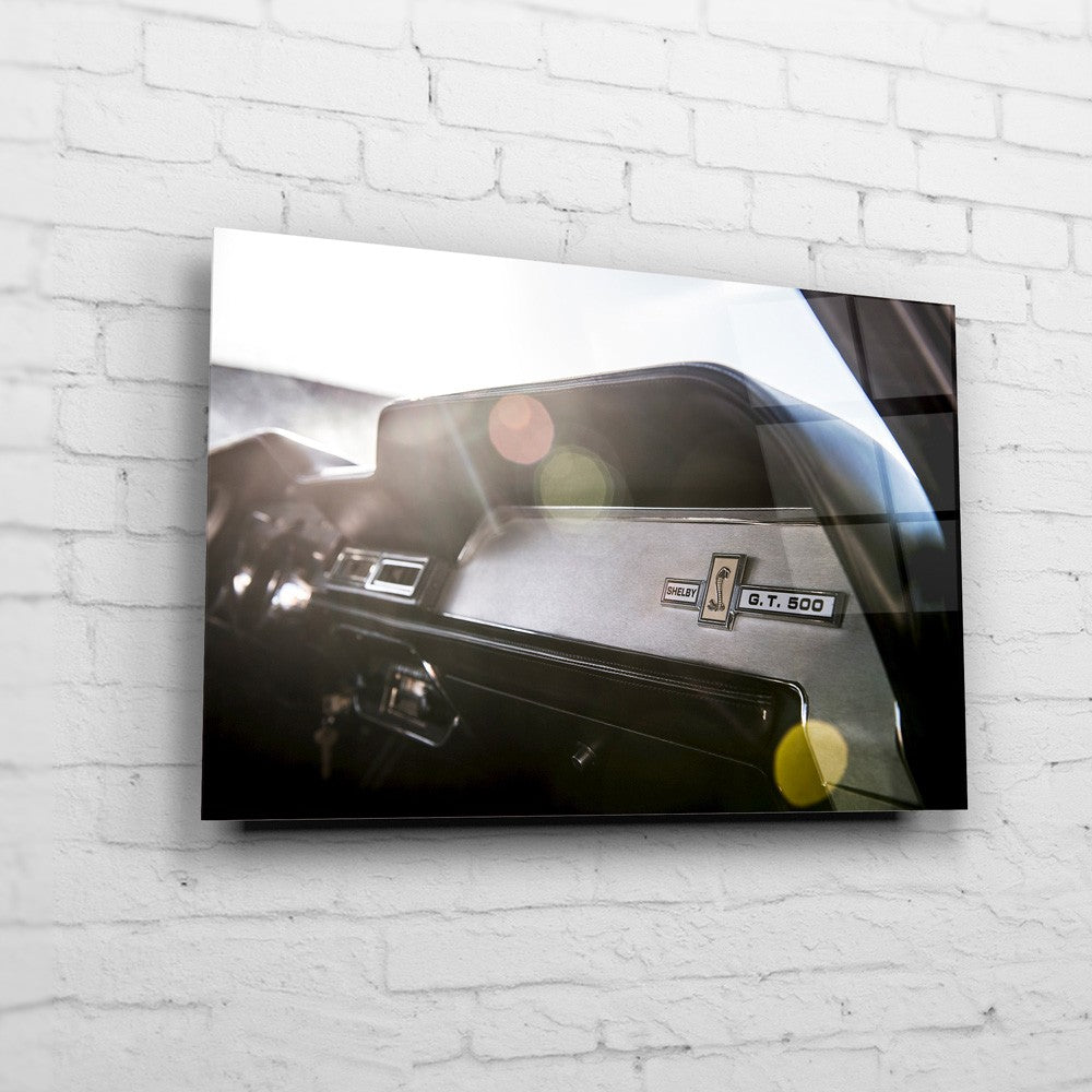 Eleanor – Sunlit Dashboard auf Acrylglas an weißer Ziegelwand