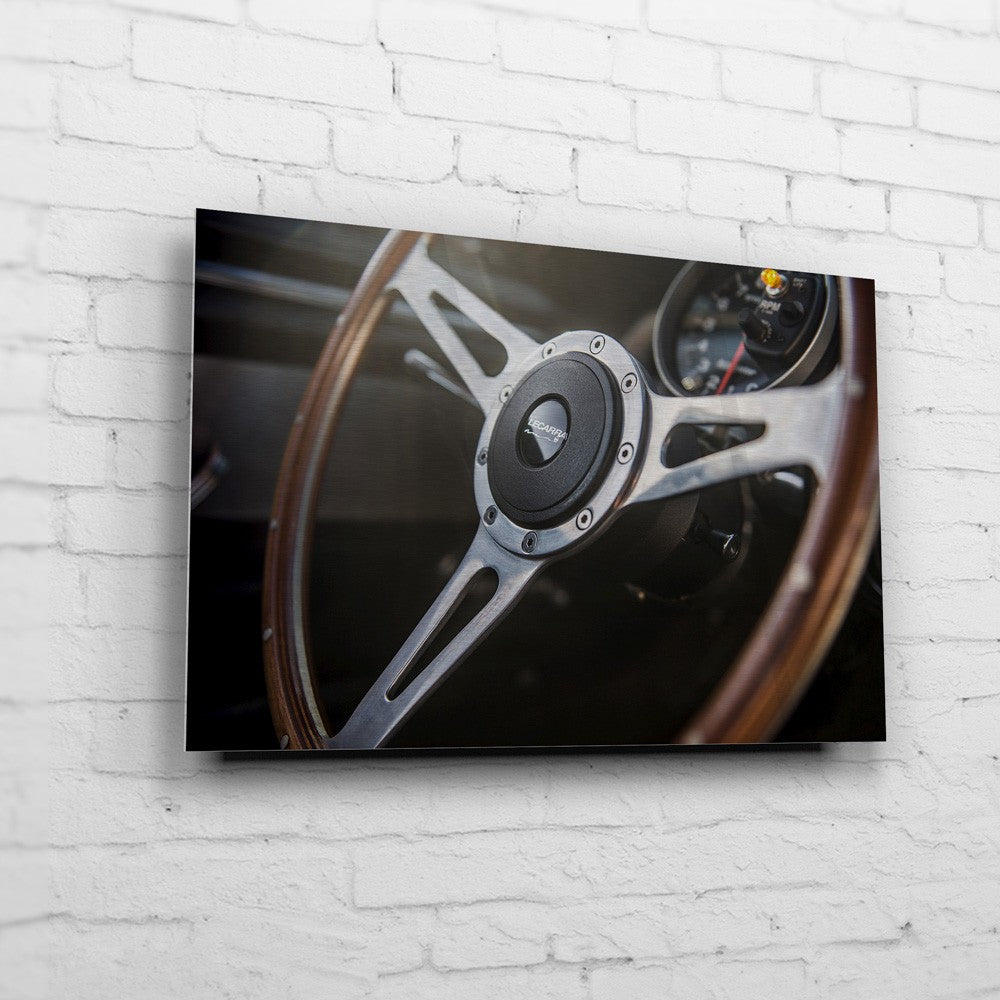 Eleanor – Woodrim Steering auf gebürstetem Aluminium an weißer Ziegelwand