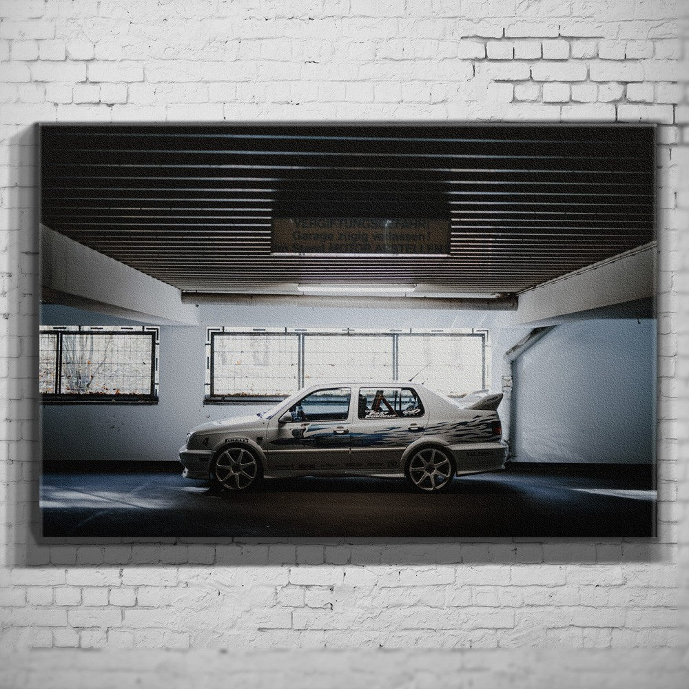 Jesse’s VW Jetta – Garage Side Profile auf Leinwand an weißer Ziegelwand