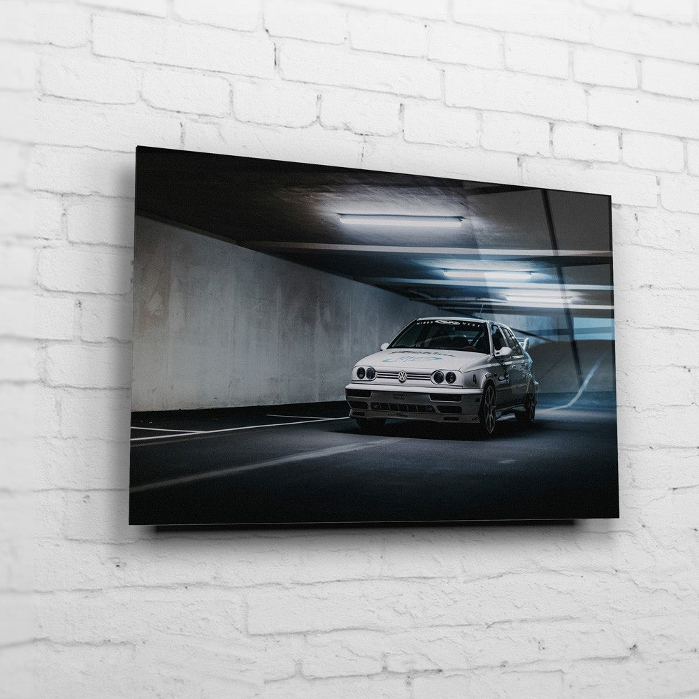 Jesse’s VW Jetta – Tunnel Side Approach auf Acrylglas an weißer Ziegelwand