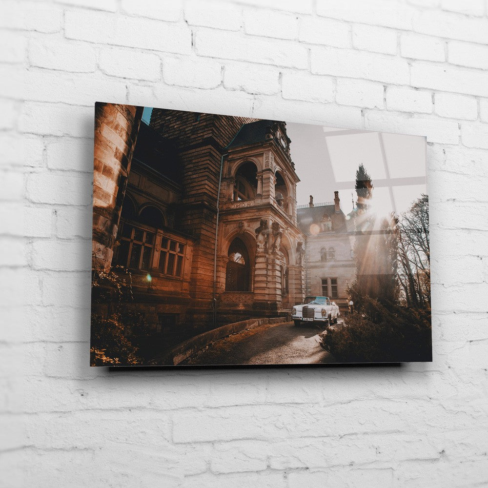Mercedes W111 – Castle Arrival auf Acrylglas an weißer Ziegelwand