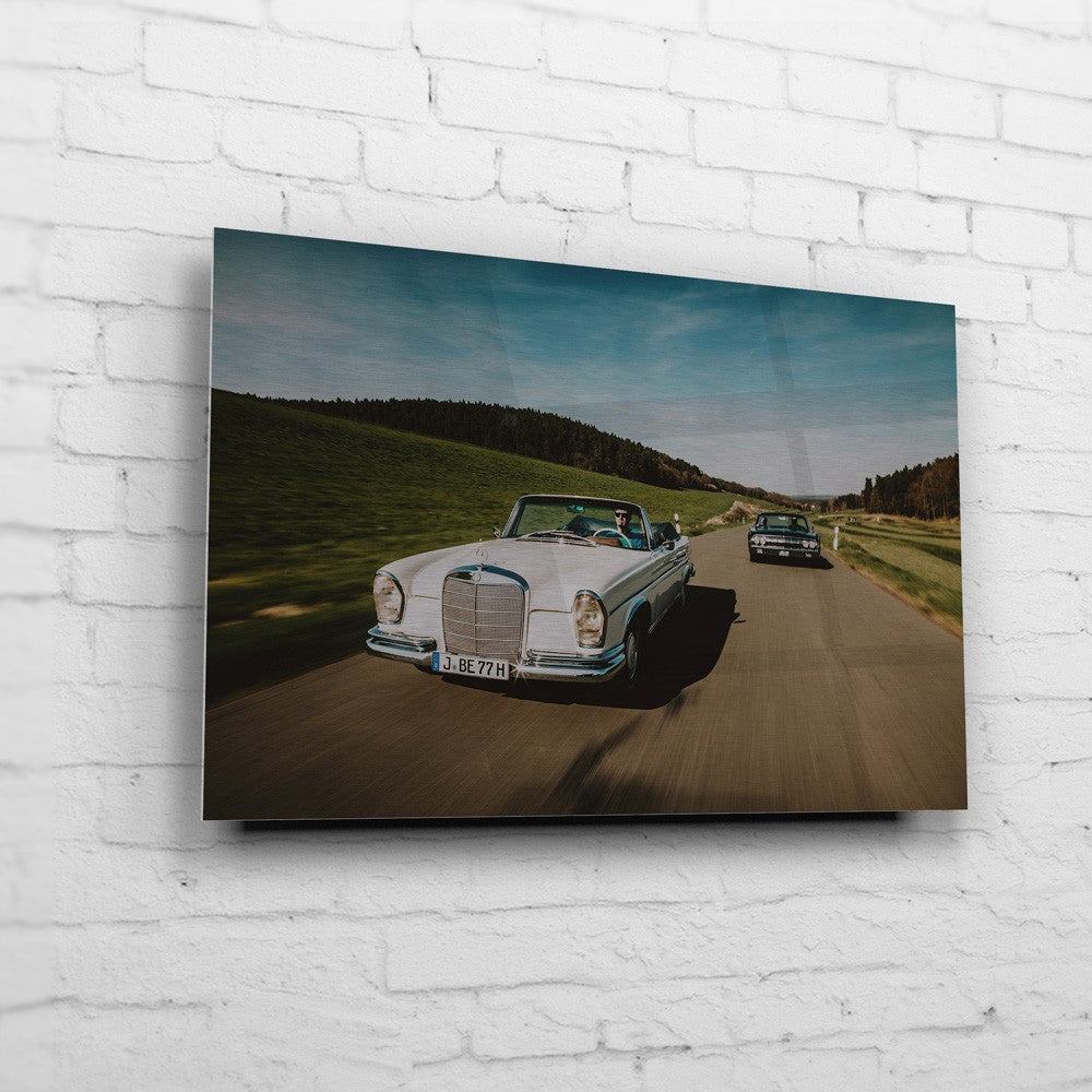 Mercedes W111 – Open Road auf gebürstetem Aluminium an weißer Ziegelwand