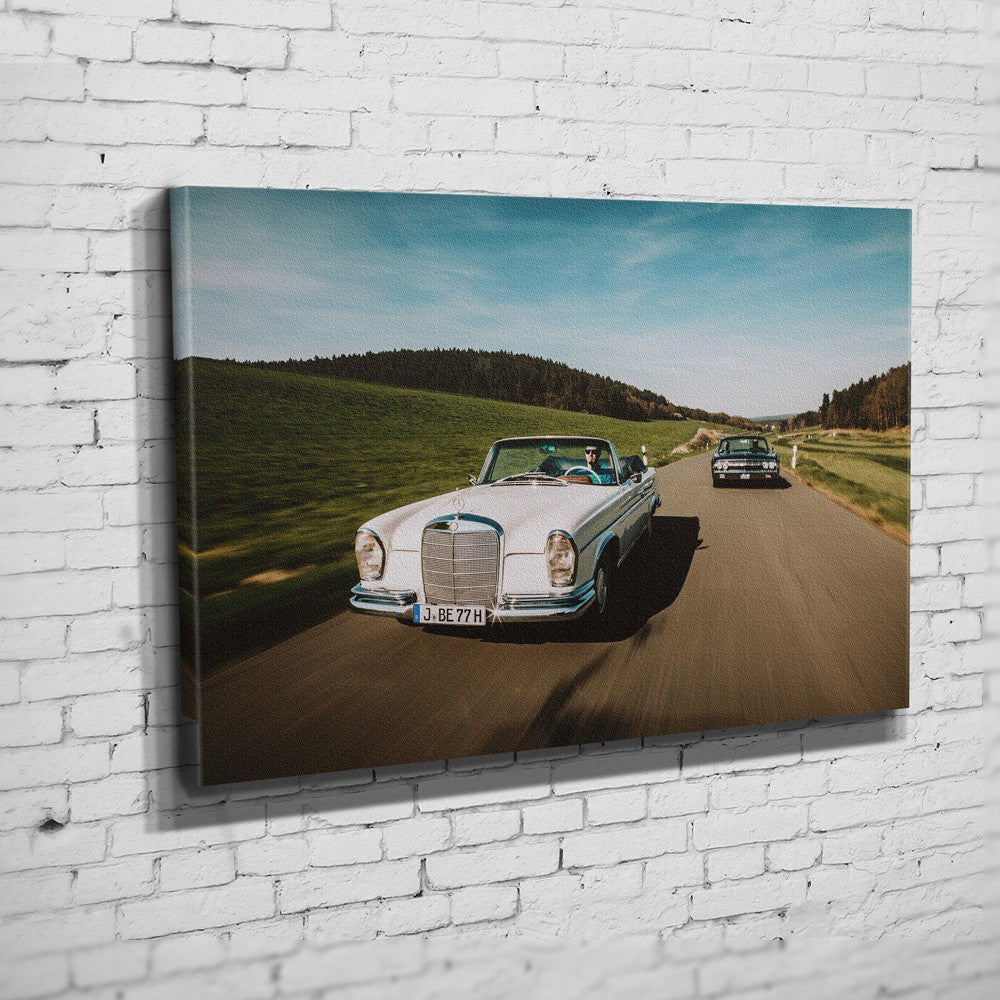 Mercedes W111 – Open Road auf Leinwand an weißer Ziegelwand