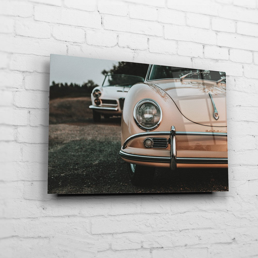 Porsche 356 – Roadside Details auf Acrylglas an weißer Ziegelwand