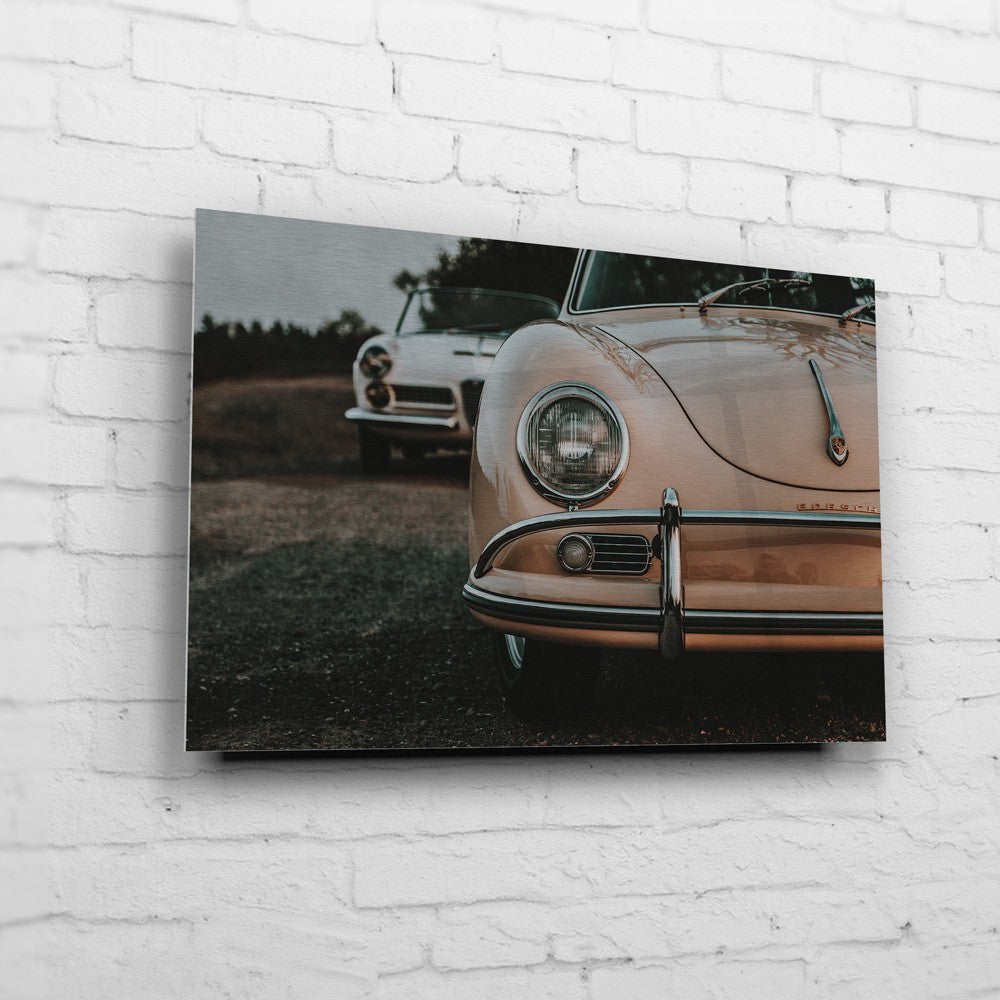 Porsche 356 – Roadside Details auf gebürstetem Aluminium an weißer Ziegelwand