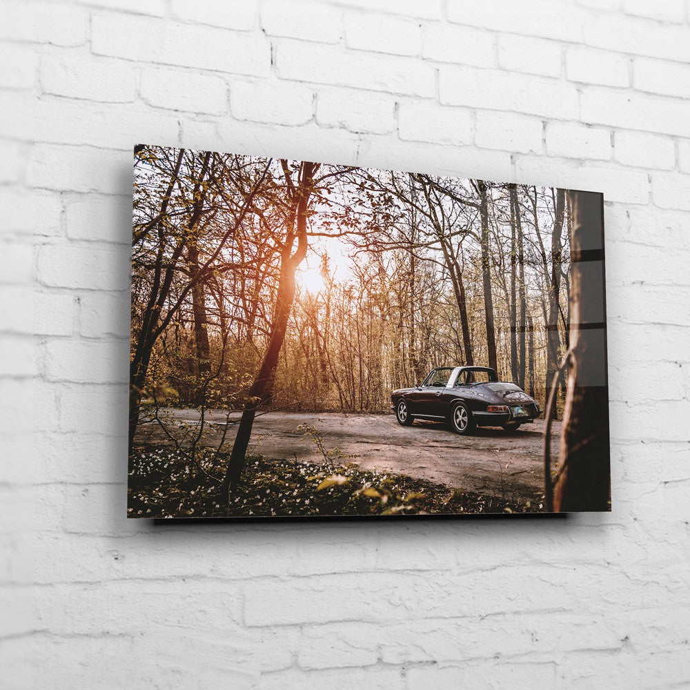 Porsche 911 – Forest Sunset auf Acrylglas an weißer Ziegelwand
