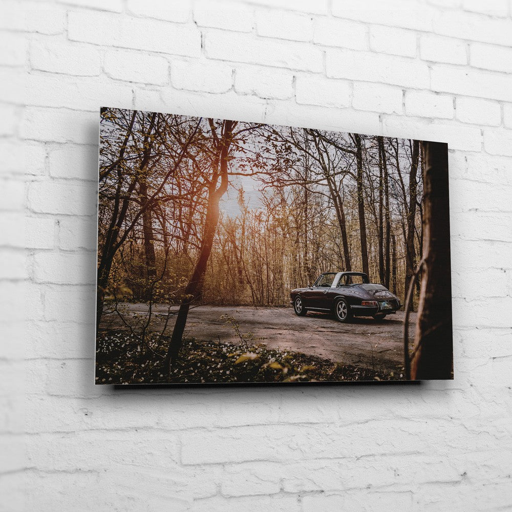 Porsche 911 – Forest Sunset auf gebürstetem Aluminium an weißer Ziegelwand