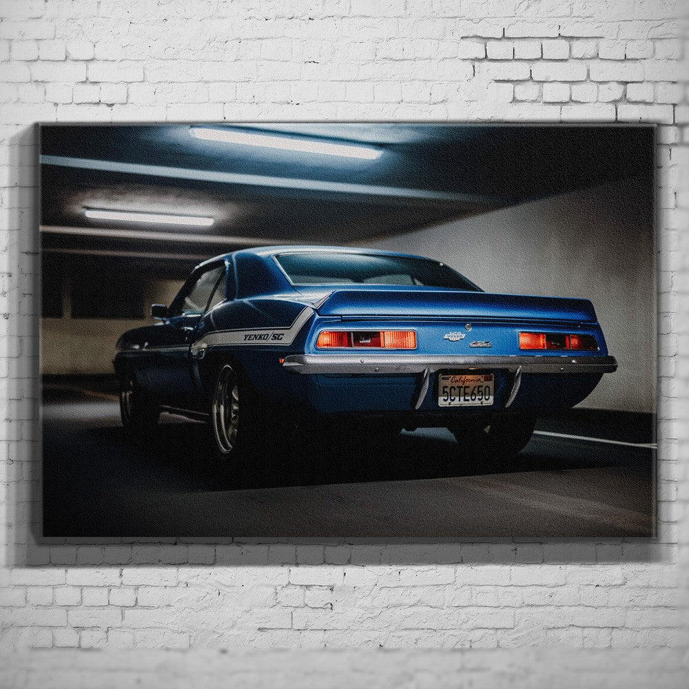 Yenko Camaro – Garage Rear auf Leinwand an weißer Ziegelwand