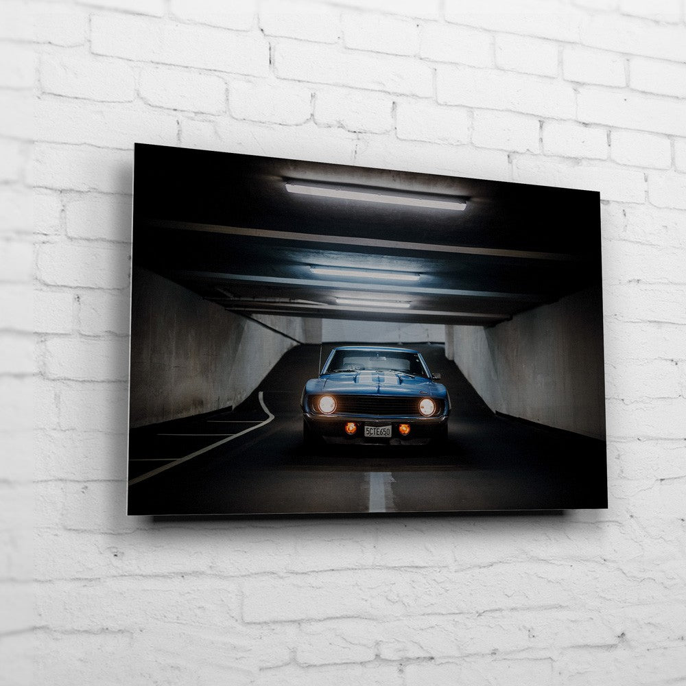 Yenko Camaro – Tunnel Rear auf gebürstetem Aluminium an weißer Ziegelwand