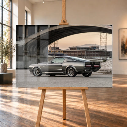 Eleanor steht im klaren Seitenprofil unter großen Betonbrücken; die Architektur bildet einen rauen urbanen Rahmen. Motiv „Hero Echo“ als Acrylglas-Wandbild, auf einer Holzstaffelei in einem hellen Galerieraum.