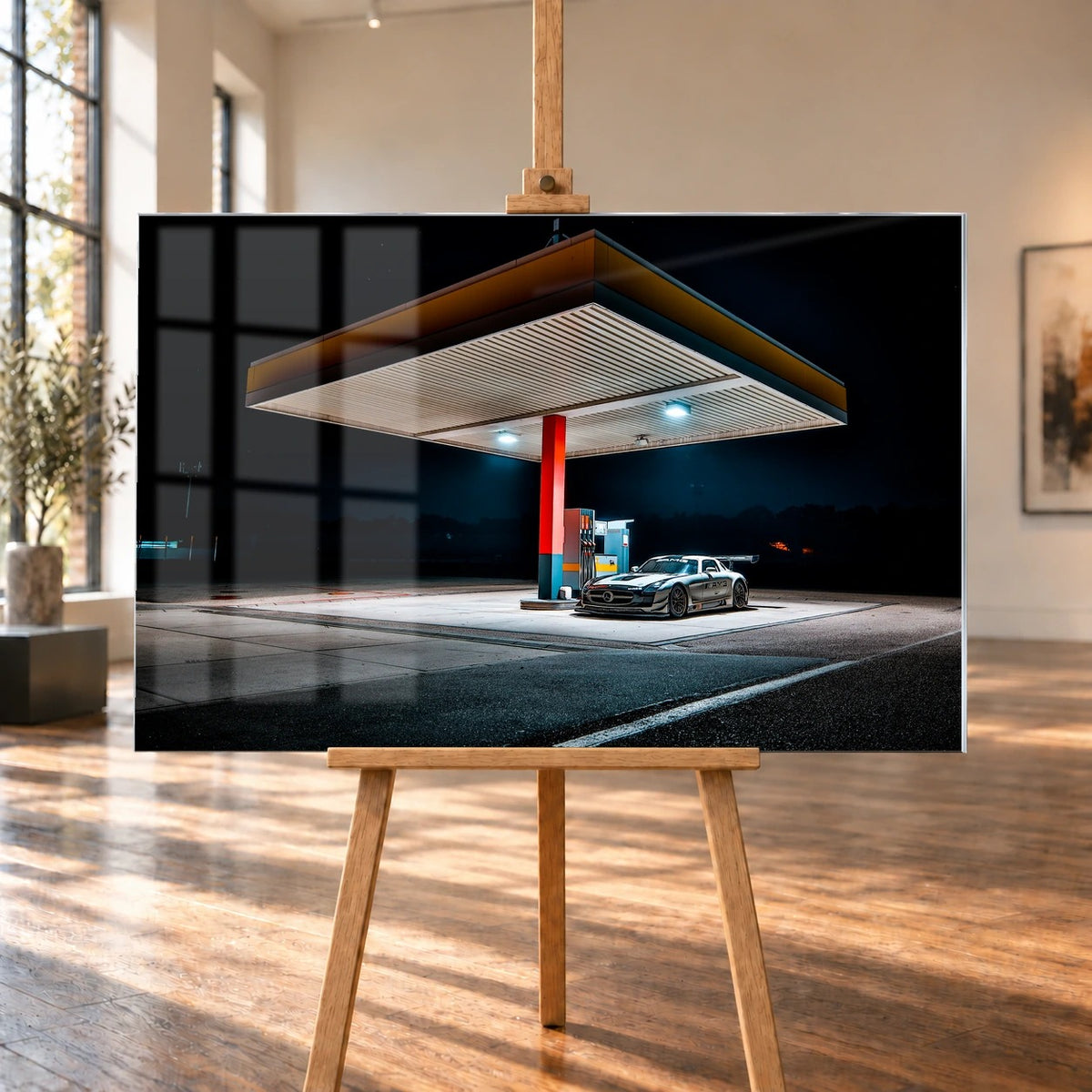Der Mercedes SLS GT3 steht nachts allein unter dem Lichtdach einer Tankstelle; Rot, Blau und Orange gliedern die dunkle Szene. Motiv „Apex Scene“ als Acrylglas-Wandbild, auf einer Holzstaffelei in einem hellen Galerieraum.