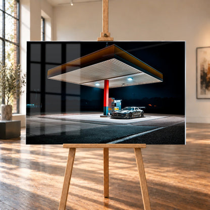 Der Mercedes SLS GT3 steht nachts allein unter dem Lichtdach einer Tankstelle; Rot, Blau und Orange gliedern die dunkle Szene. Motiv „Apex Scene“ als Acrylglas-Wandbild, auf einer Holzstaffelei in einem hellen Galerieraum.