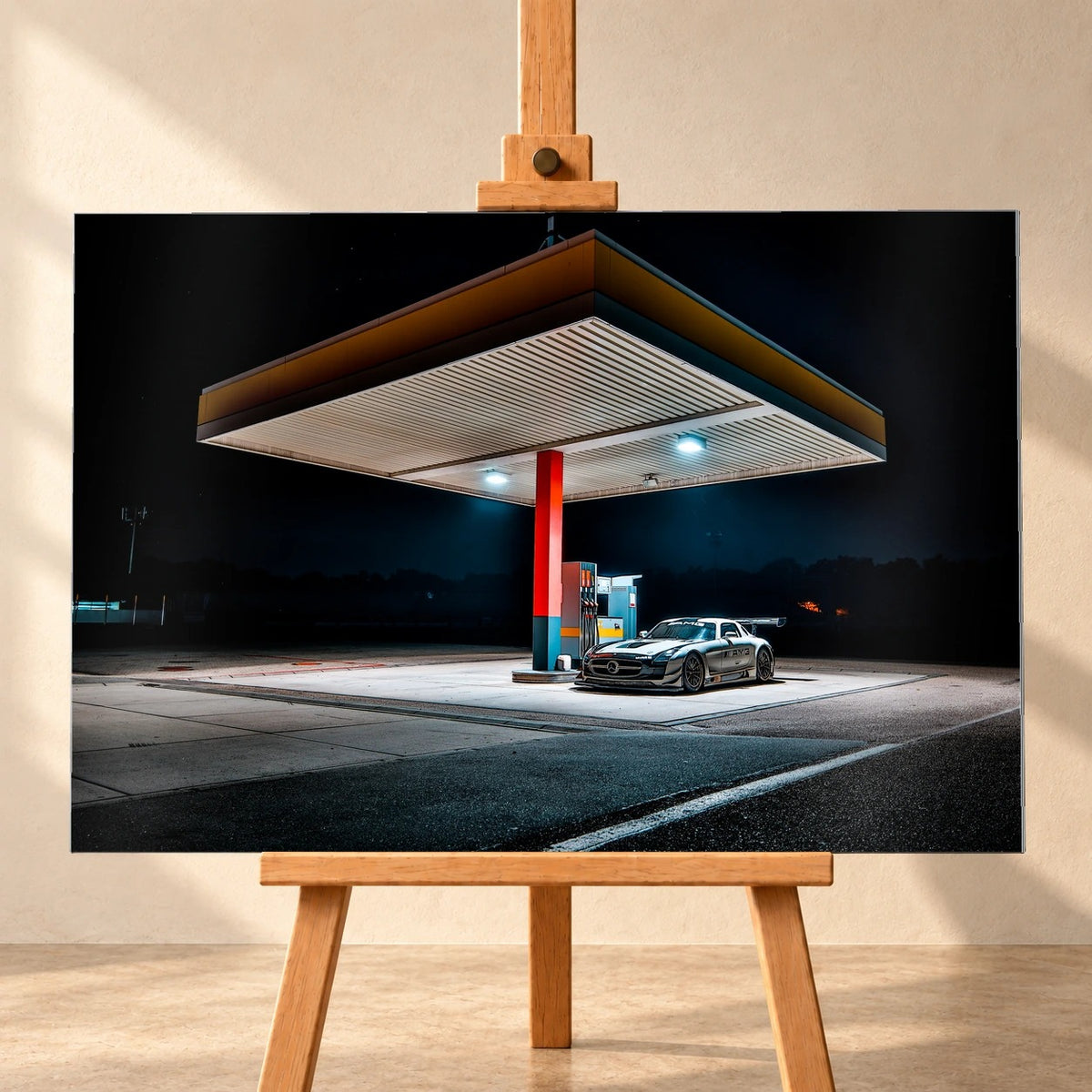 Der Mercedes SLS GT3 steht nachts allein unter dem Lichtdach einer Tankstelle; Rot, Blau und Orange gliedern die dunkle Szene. Motiv „Apex Scene“ als Alu gebürstet-Wandbild, frontal auf einer Holzstaffelei.