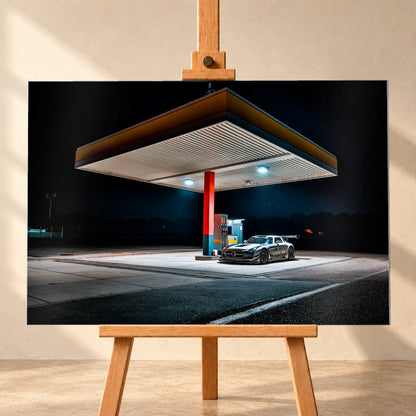 Der Mercedes SLS GT3 steht nachts allein unter dem Lichtdach einer Tankstelle; Rot, Blau und Orange gliedern die dunkle Szene. Motiv „Apex Scene“ als Alu gebürstet-Wandbild, frontal auf einer Holzstaffelei.