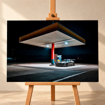 Der Mercedes SLS GT3 steht nachts allein unter dem Lichtdach einer Tankstelle; Rot, Blau und Orange gliedern die dunkle Szene. Motiv „Apex Scene“ als Leinwand-Wandbild, frontal auf einer Holzstaffelei.