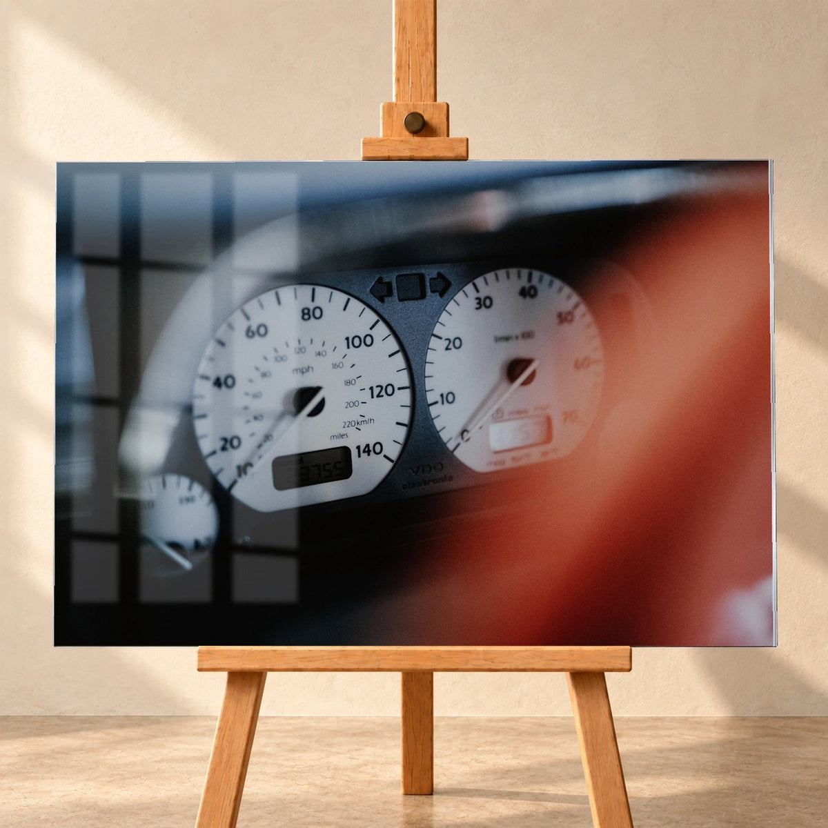 Weiße Rundinstrumente von Jesses Jetta sind eng fokussiert; rote Zeiger und dunkler Innenraum erzeugen starken Kontrast. Motiv „Road Presence“ als Acrylglas-Wandbild, frontal auf einer Holzstaffelei.