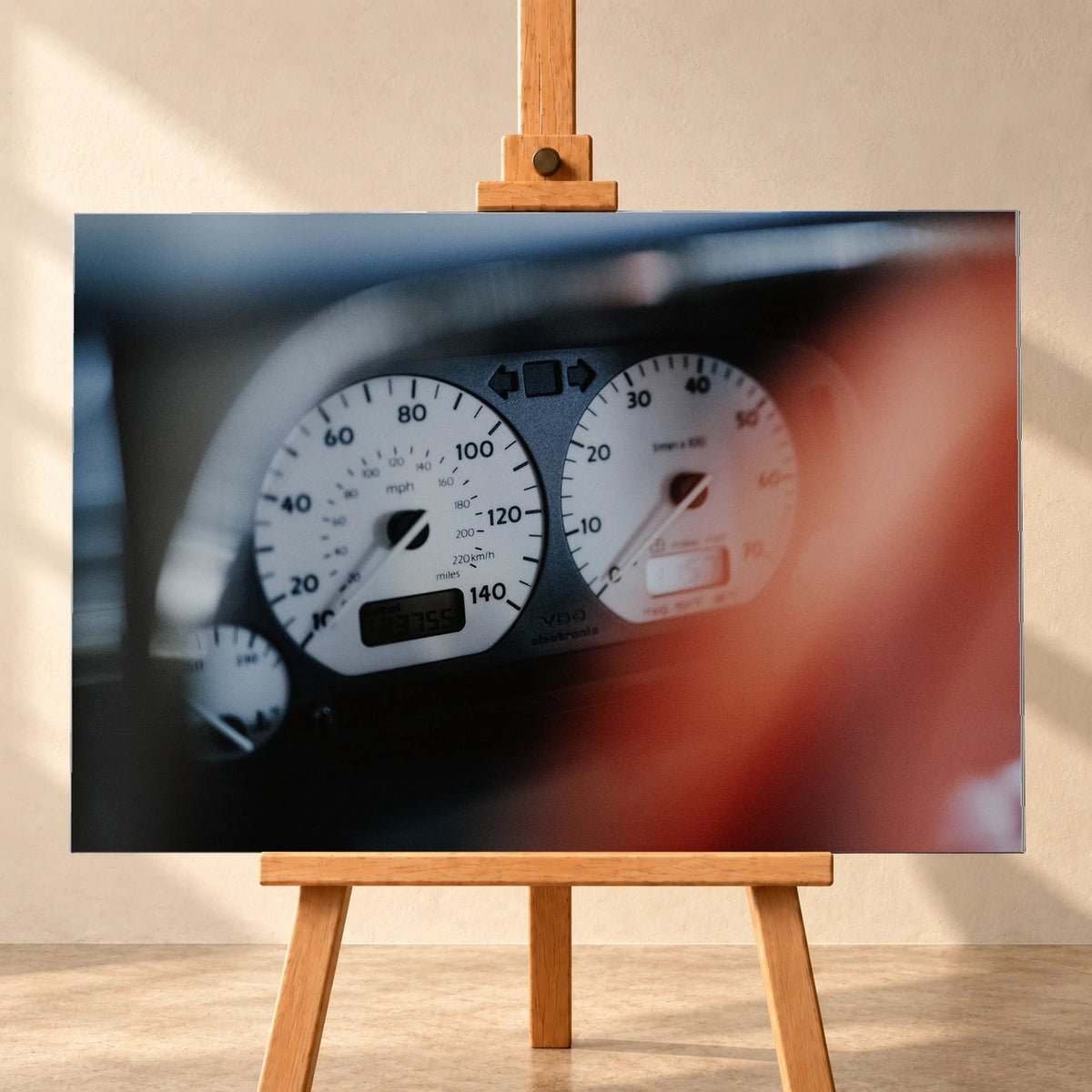 Weiße Rundinstrumente von Jesses Jetta sind eng fokussiert; rote Zeiger und dunkler Innenraum erzeugen starken Kontrast. Motiv „Road Presence“ als Alu gebürstet-Wandbild, frontal auf einer Holzstaffelei.