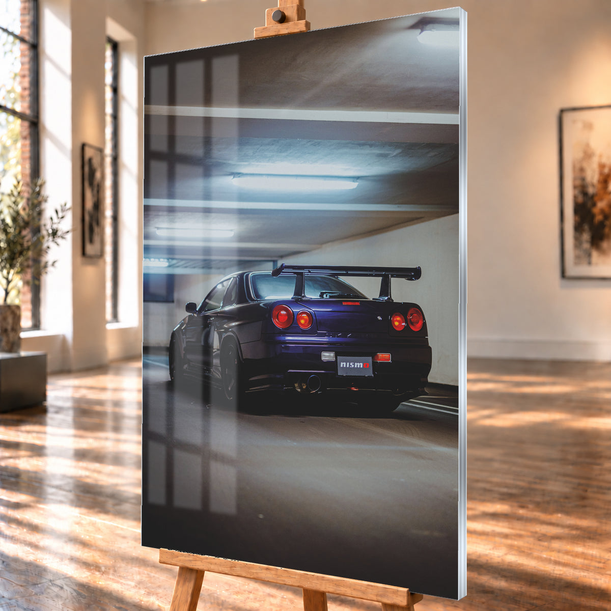 Dunkelvioletter Nissan Skyline R34 in tiefer Heckdreiviertelansicht in einem Parkhaus, mit vier runden roten Rückleuchten, großem Heckflügel, dunklen Rädern und kühlen Deckenleuchten; Visualisierung als Acrylglas-Wandbild, schräg von der Seite auf einer Holzstaffelei.