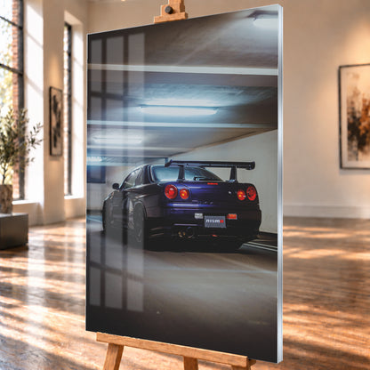 Dunkelvioletter Nissan Skyline R34 in tiefer Heckdreiviertelansicht in einem Parkhaus, mit vier runden roten Rückleuchten, großem Heckflügel, dunklen Rädern und kühlen Deckenleuchten; Visualisierung als Acrylglas-Wandbild, schräg von der Seite auf einer Holzstaffelei.