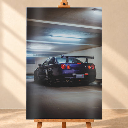 Dunkelvioletter Nissan Skyline R34 in tiefer Heckdreiviertelansicht in einem Parkhaus, mit vier runden roten Rückleuchten, großem Heckflügel, dunklen Rädern und kühlen Deckenleuchten; Visualisierung als Alu gebürstet-Wandbild, frontal auf einer Holzstaffelei.