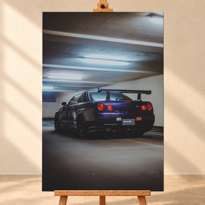 Dunkelvioletter Nissan Skyline R34 in tiefer Heckdreiviertelansicht in einem Parkhaus, mit vier runden roten Rückleuchten, großem Heckflügel, dunklen Rädern und kühlen Deckenleuchten; Visualisierung als Leinwand-Wandbild, frontal auf einer Holzstaffelei.