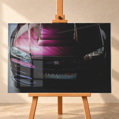 Enge Frontansicht eines dunkelvioletten Nissan Skyline R34 mit sichtbarem GT-R-Emblem, Haubenöffnungen und Scheinwerfern; magentafarbenes Licht links, tiefer Schatten rechts; Visualisierung als Acrylglas-Wandbild, frontal auf einer Holzstaffelei.