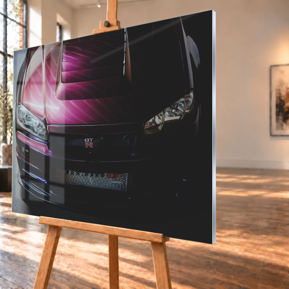 Enge Frontansicht eines dunkelvioletten Nissan Skyline R34 mit sichtbarem GT-R-Emblem, Haubenöffnungen und Scheinwerfern; magentafarbenes Licht links, tiefer Schatten rechts; Visualisierung als Acrylglas-Wandbild, schräg von der Seite auf einer Holzstaffelei.