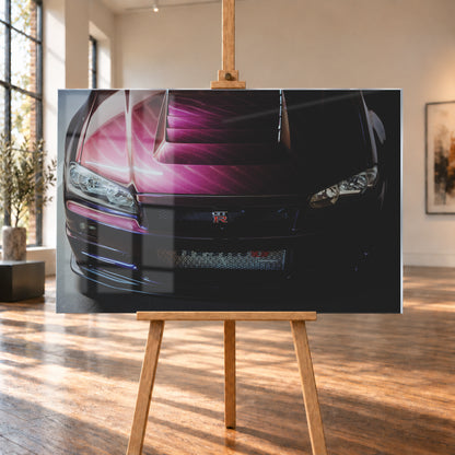 Enge Frontansicht eines dunkelvioletten Nissan Skyline R34 mit sichtbarem GT-R-Emblem, Haubenöffnungen und Scheinwerfern; magentafarbenes Licht links, tiefer Schatten rechts; Visualisierung als Acrylglas-Wandbild, auf einer Holzstaffelei in einem hellen Galerieraum.