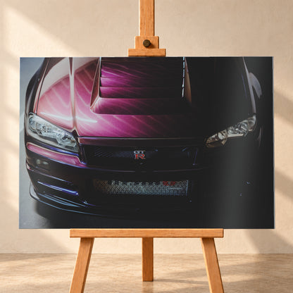 Enge Frontansicht eines dunkelvioletten Nissan Skyline R34 mit sichtbarem GT-R-Emblem, Haubenöffnungen und Scheinwerfern; magentafarbenes Licht links, tiefer Schatten rechts; Visualisierung als Alu gebürstet-Wandbild, frontal auf einer Holzstaffelei.