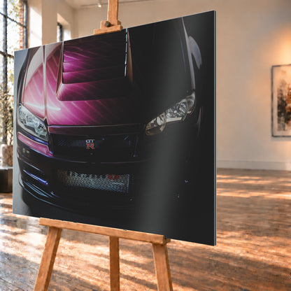 Enge Frontansicht eines dunkelvioletten Nissan Skyline R34 mit sichtbarem GT-R-Emblem, Haubenöffnungen und Scheinwerfern; magentafarbenes Licht links, tiefer Schatten rechts; Visualisierung als Alu gebürstet-Wandbild, schräg von der Seite auf einer Holzstaffelei.