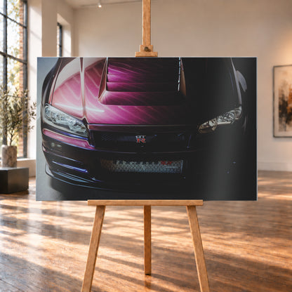 Enge Frontansicht eines dunkelvioletten Nissan Skyline R34 mit sichtbarem GT-R-Emblem, Haubenöffnungen und Scheinwerfern; magentafarbenes Licht links, tiefer Schatten rechts; Visualisierung als Alu gebürstet-Wandbild, auf einer Holzstaffelei in einem hellen Galerieraum.