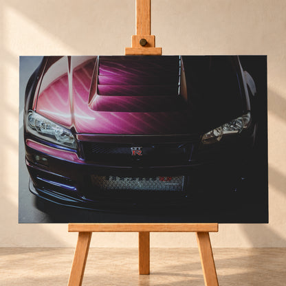 Enge Frontansicht eines dunkelvioletten Nissan Skyline R34 mit sichtbarem GT-R-Emblem, Haubenöffnungen und Scheinwerfern; magentafarbenes Licht links, tiefer Schatten rechts; Visualisierung als Leinwand-Wandbild, frontal auf einer Holzstaffelei.