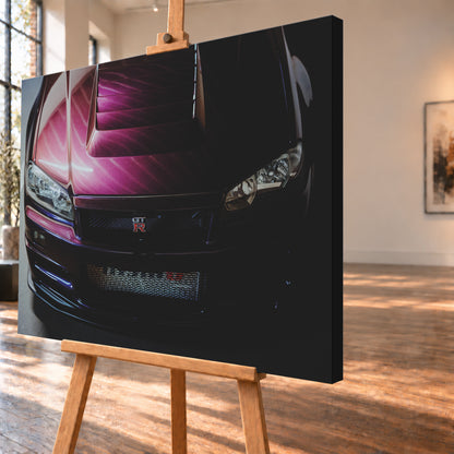 Enge Frontansicht eines dunkelvioletten Nissan Skyline R34 mit sichtbarem GT-R-Emblem, Haubenöffnungen und Scheinwerfern; magentafarbenes Licht links, tiefer Schatten rechts; Visualisierung als Leinwand-Wandbild, schräg von der Seite auf einer Holzstaffelei.