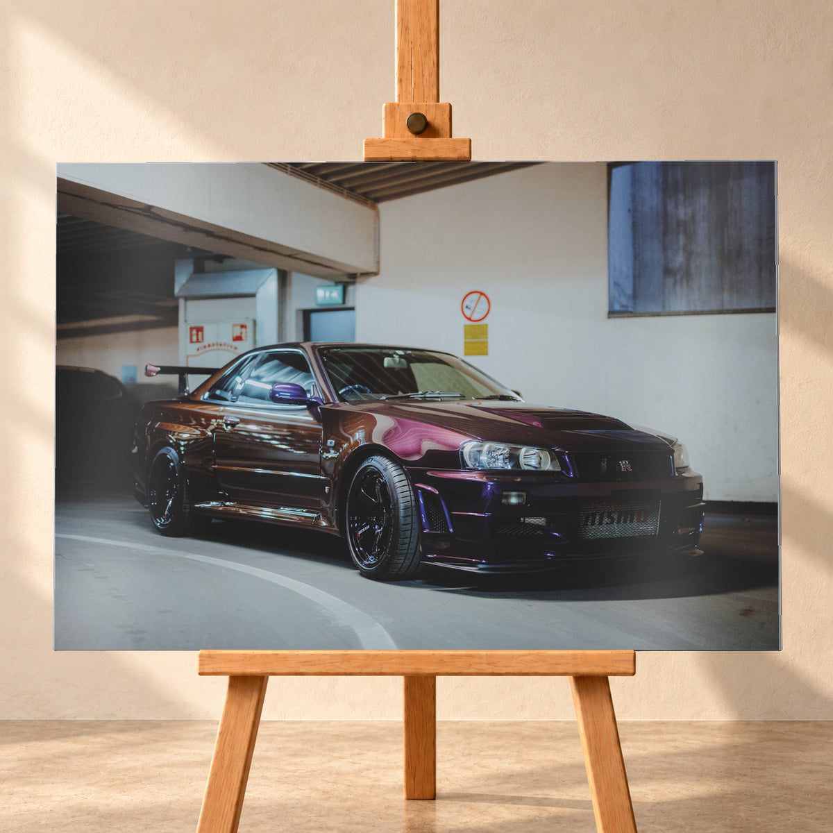 Dunkelvioletter Nissan Skyline R34 in einem Parkhaus, schräg von vorn fotografiert, mit schwarzen Rädern, großem Heckflügel und pink-violetten Lichtreflexionen auf der Karosserie; Visualisierung als Alu gebürstet-Wandbild, frontal auf einer Holzstaffelei.