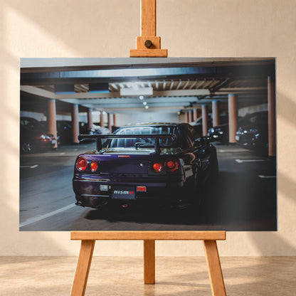 Heckansicht eines dunkelvioletten Nissan Skyline R34 mit großem Heckflügel und vier rot leuchtenden runden Rücklichtern auf einer überdachten Parkebene. Rötliche Säulen, Deckenbalken und unscharf abgestellte Fahrzeuge rahmen das Auto; kühles, gedämpftes Licht spiegelt sich auf der Karosserie; Visualisierung als Alu gebürstet-Wandbild, frontal auf einer Holzstaffelei.